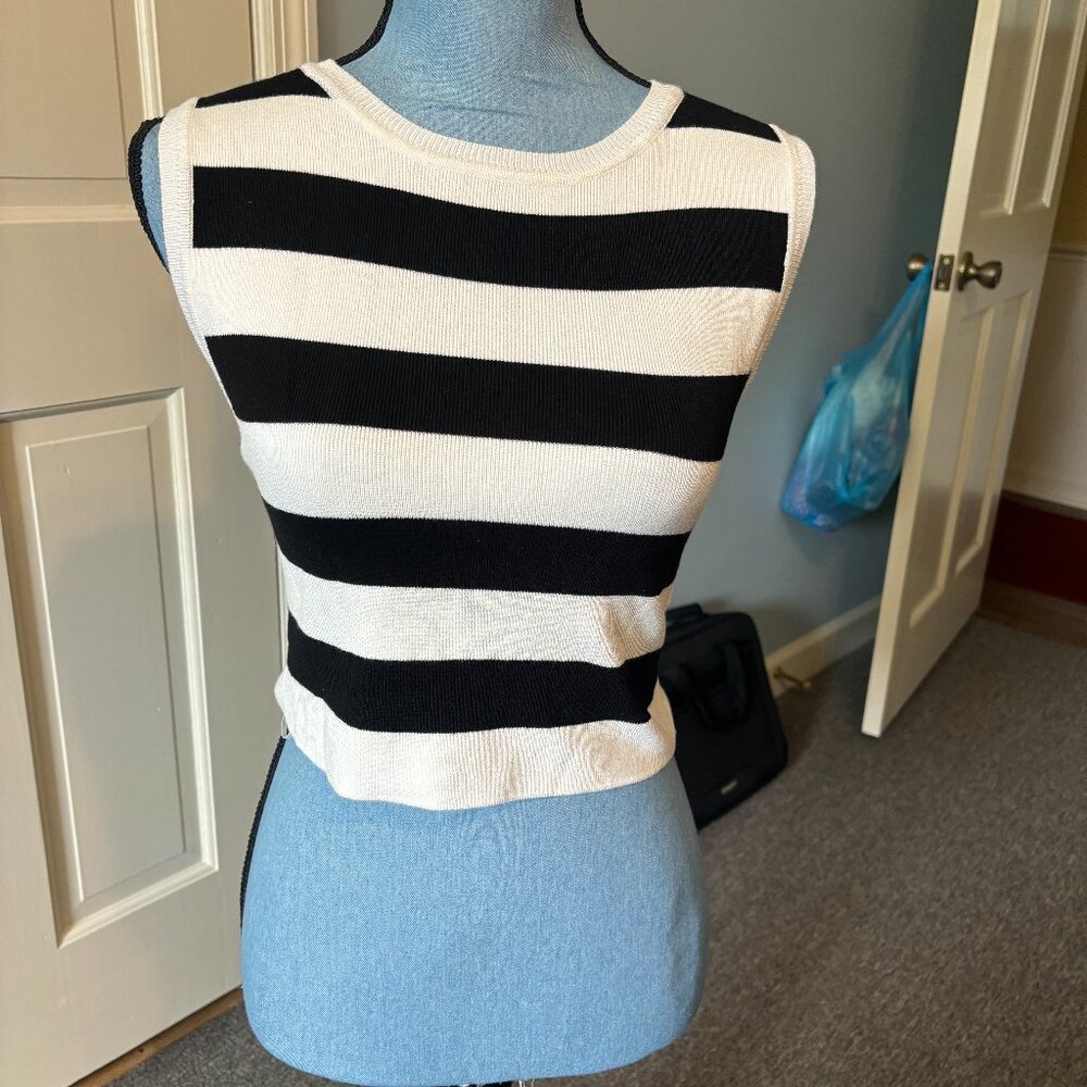 PAPERMOON JUNIOR'S SIZE L BLACK & OFF-WHITE  SLEEVELESS STRIPED SWEATER TOP